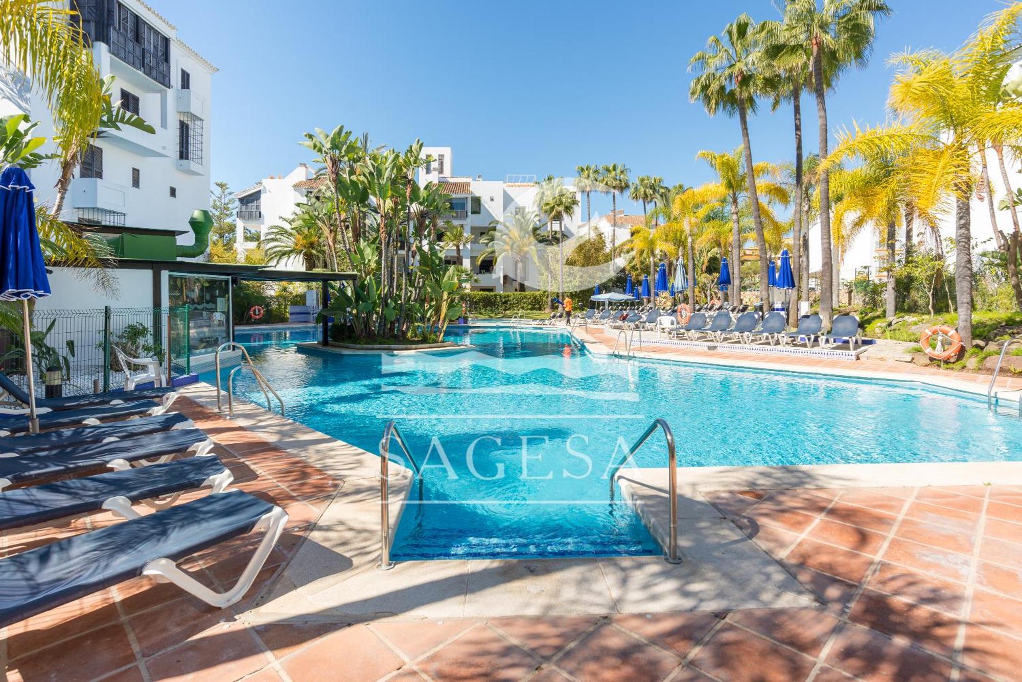 1015 - Jardines Golondrinas - Three Bedrooms Apartment Lake View * Marbellac
