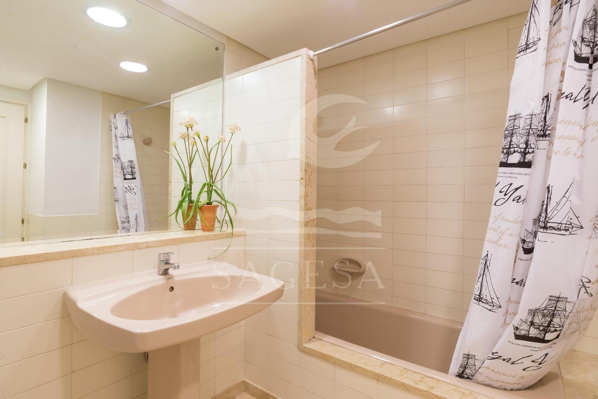 1015 - Jardines Golondrinas - Three Bedrooms Apartment Lake View