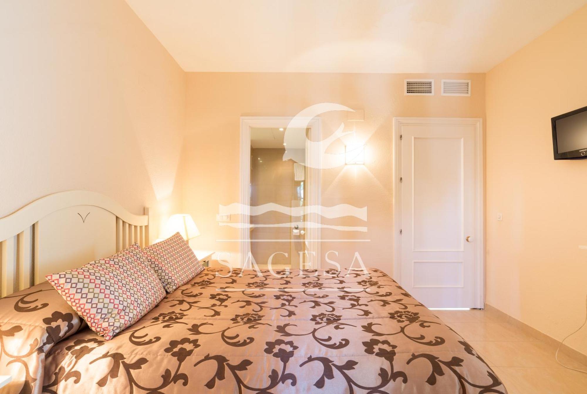 1015 - Jardines Golondrinas - Three Bedrooms Apartment Lake View * Marbellac